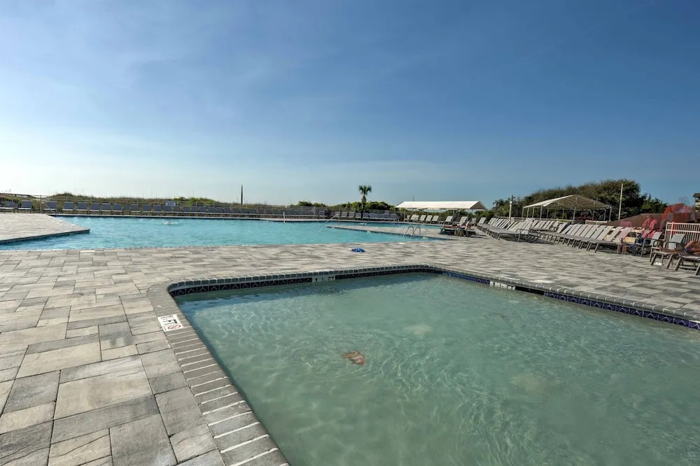Resort Condo: Pools, Gym, Bar & Beach Access!