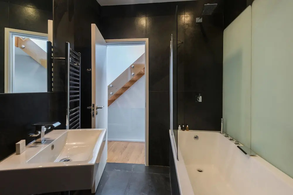 Delightful Dalston Home with Beautiful Balcony