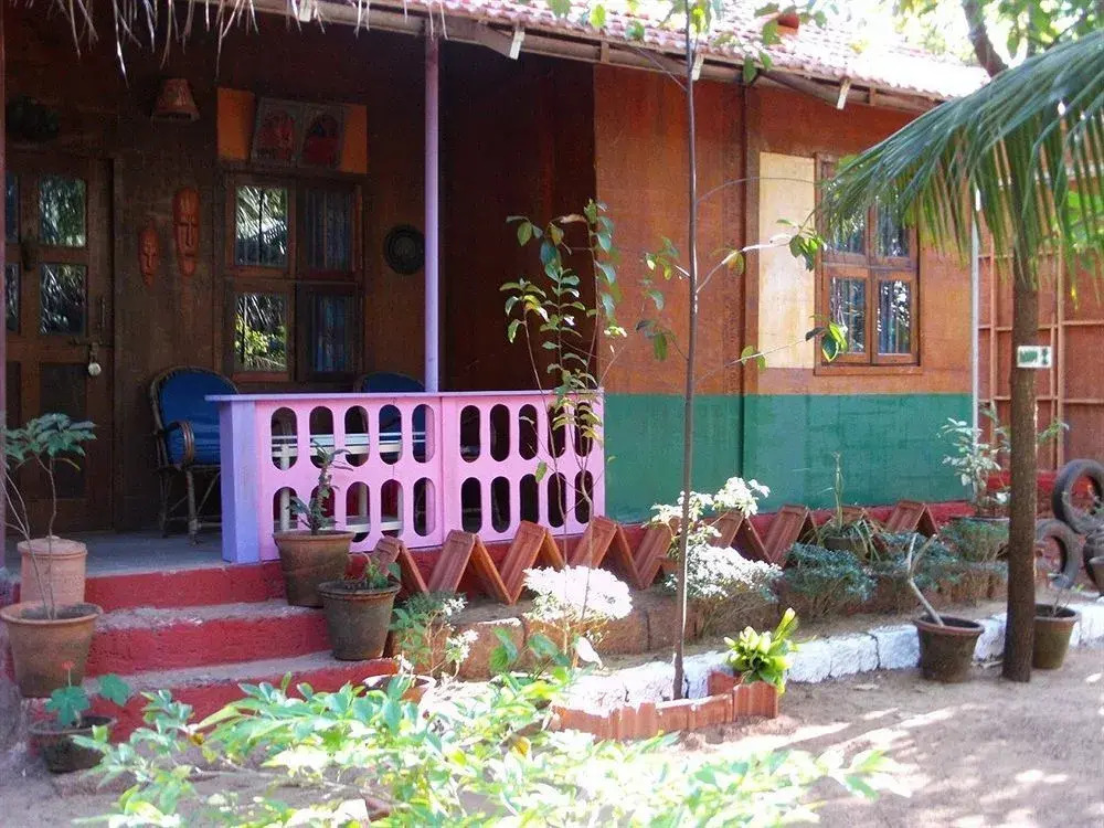 Mamoos Place