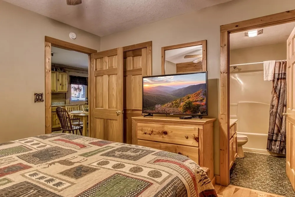 Er203 Living the Dream 4 Bedroom Cabin Close to Town by RedAwning