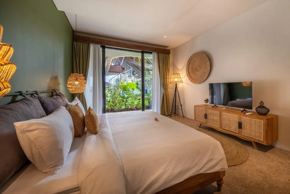 Stunning Architecture 5BR Bamboo With Tropical Pool Villa in Umalas