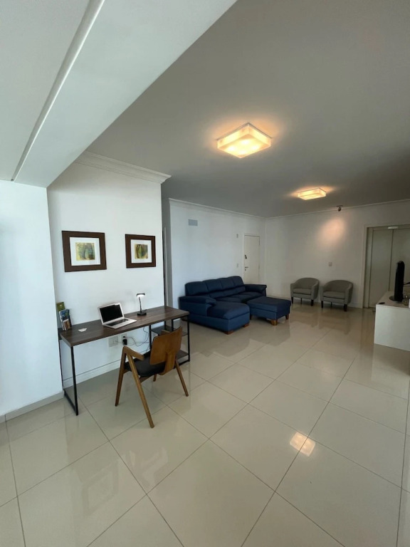 Amplo Apartamento Um Por Andar