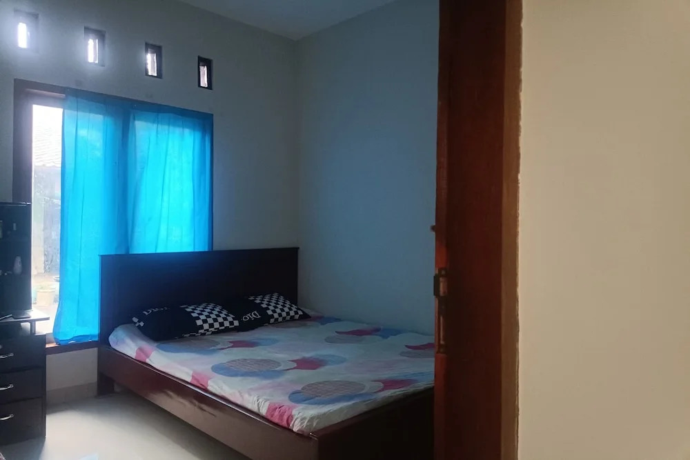 OYO 93729 Radesa Family Homestay
