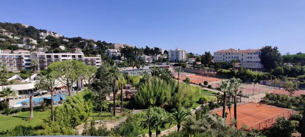 Appartement entièrement équipé de 105 m2 avec vue mer et collines