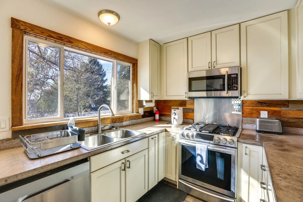 7 Mi to Downtown Denver: Lakewood Gem w/ Deck!