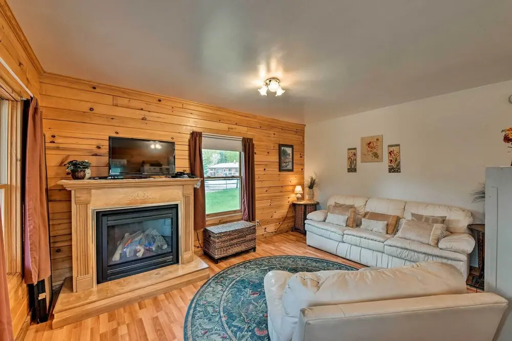 Cozy Colorado Cabin w/ Deck, Grill & River Access!
