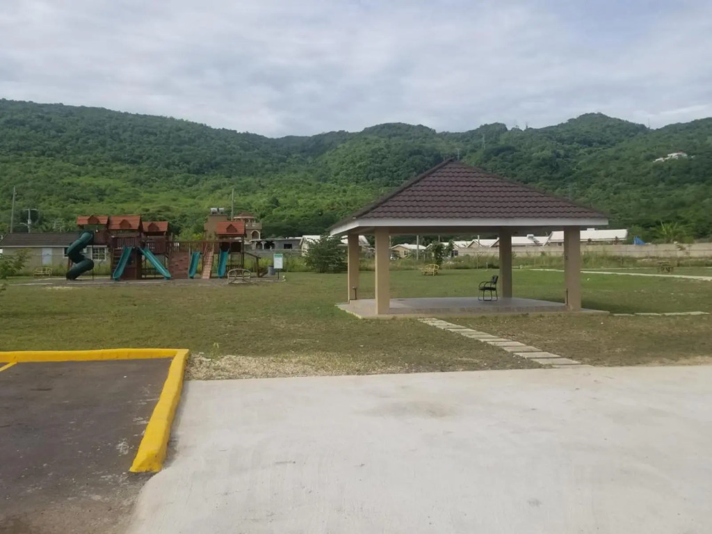 2Bed 2Bth Gated Comm house with Hillside view close to beach, food and clubs