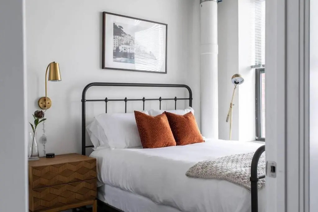 McCormick Place modern 2br-2ba Loft with optional parking for 6 guests
