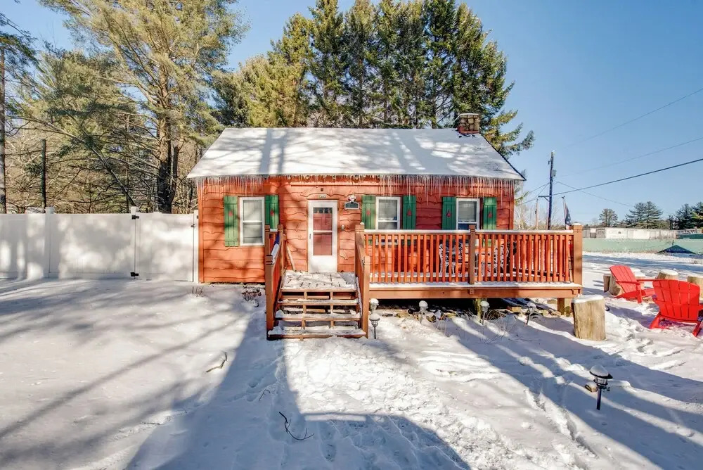 Easy Interstate Access: Original Poconos Log Cabin