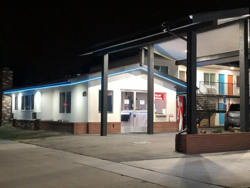 Tradewinds Motel