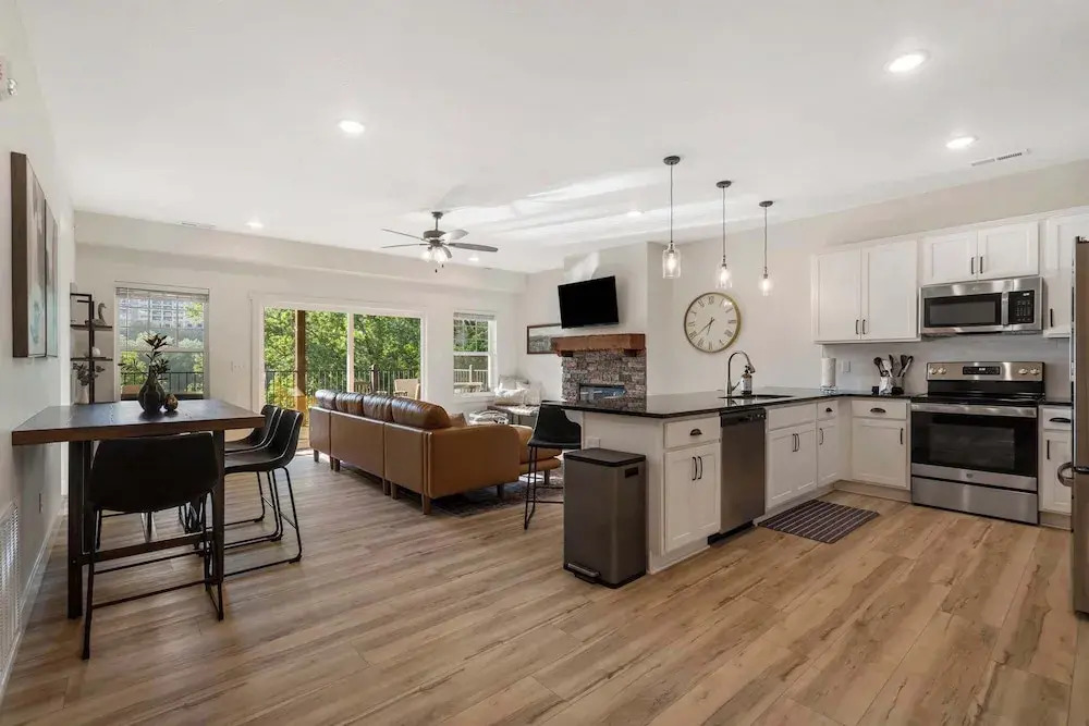 New Lakeview Penthouse - Amenities Galore!