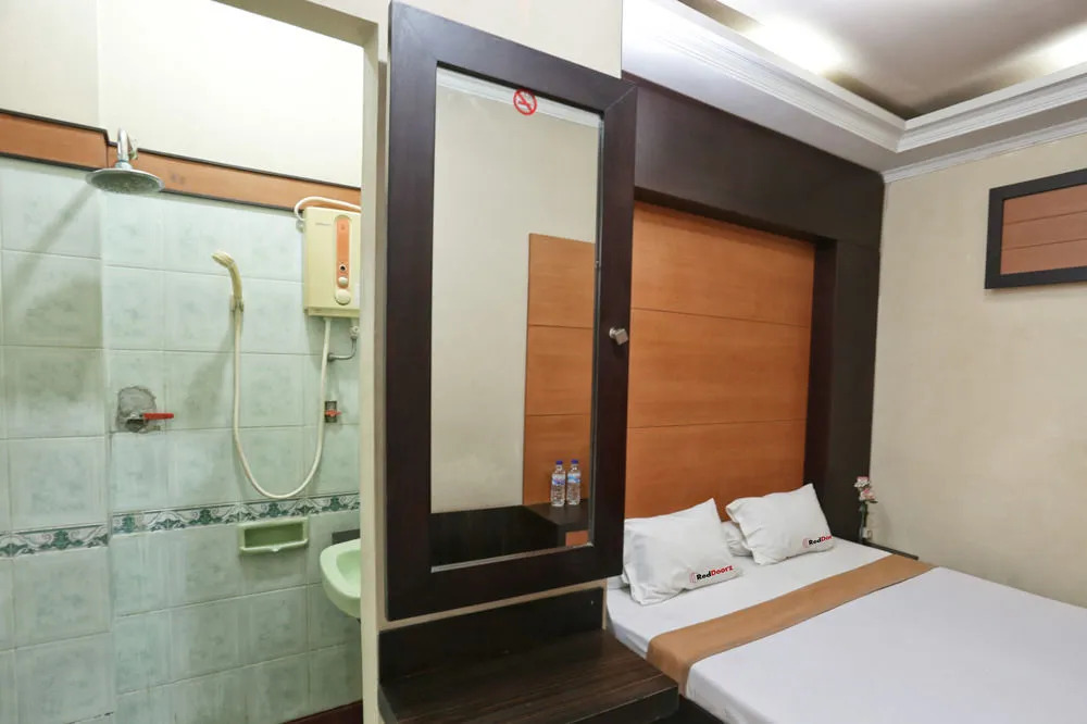RedDoorz Near Padma Beach