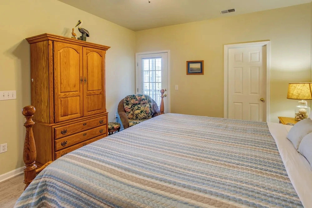 Pool & Hot Tub Access! Waterfront Sunset Beach Gem