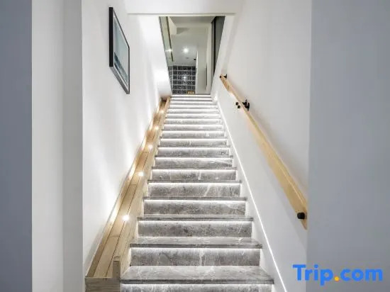 Sanya Miyue·Light Luxury Surfing Seaview Guesthouse (Wuzhizhou Island Houhai Store)