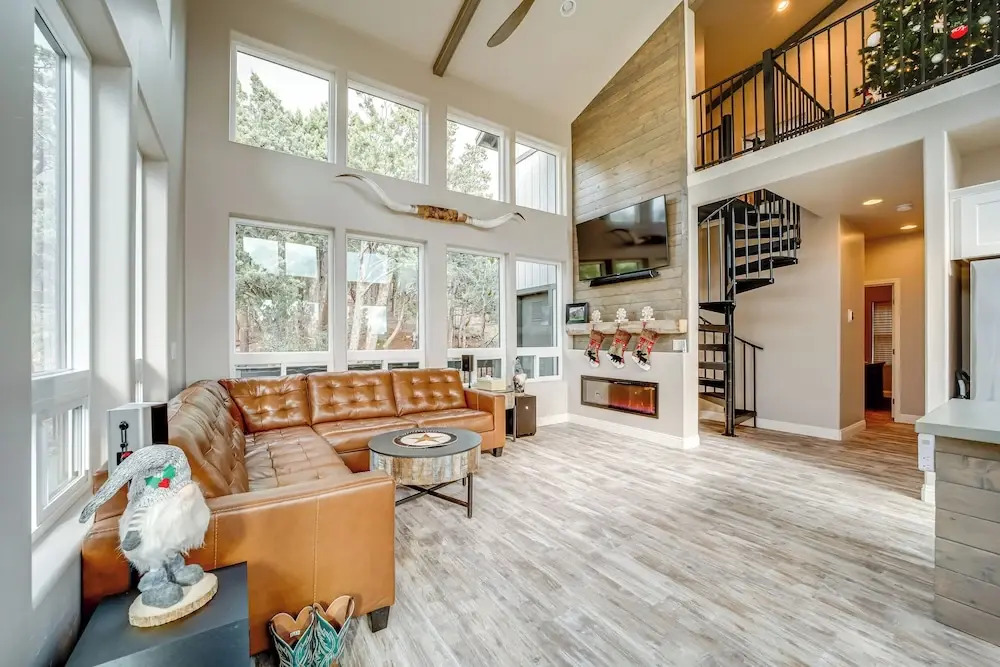 Hot Tub + Deck: Mtn-View Pine Getaway