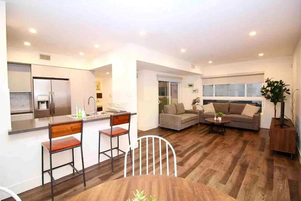 Los Angeles Deluxe Suites Free Parking