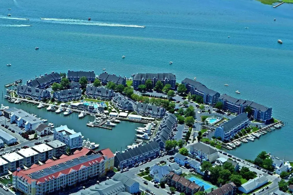 Harbour Island 401m 3 Bedroom Condo by RedAwning