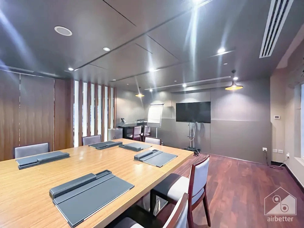 Maison Privee - Sleek and Sunny Apt in Business Bay w/ Canal Views