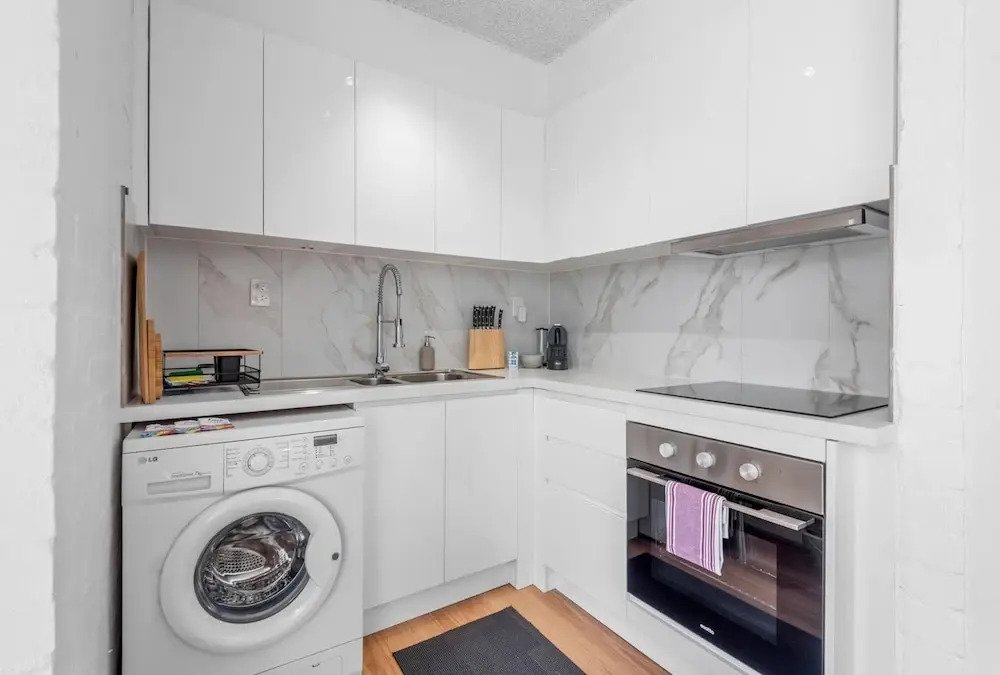 Cozy 1BR Stay in South Yarra With Parking & Wi-fi