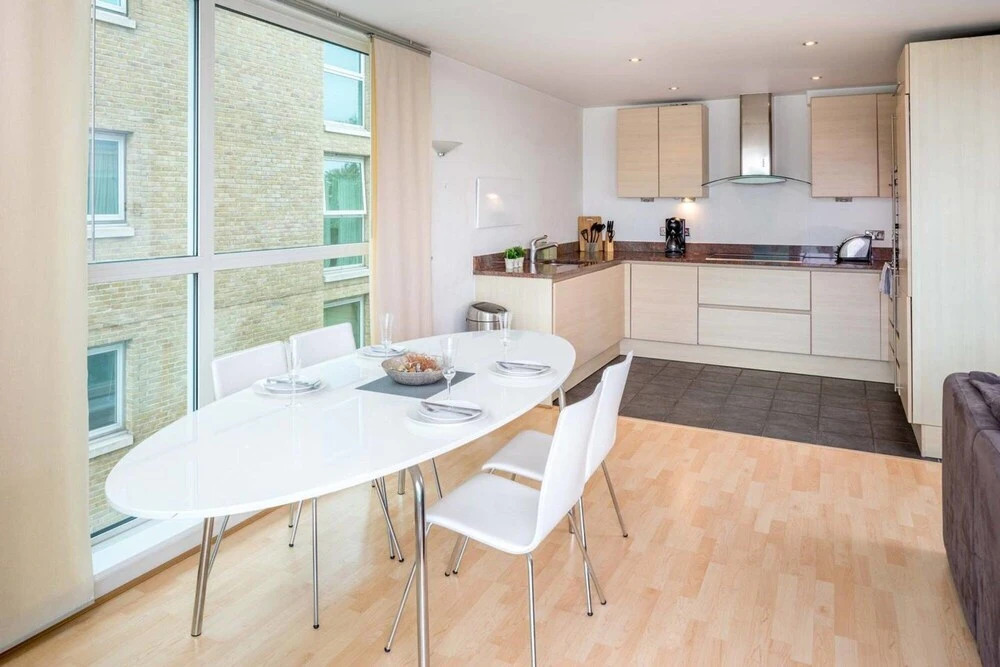 Light Modern Flat With Balcony Over River Thames!