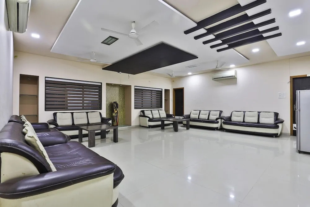 Oyo 27662 Varma Palace