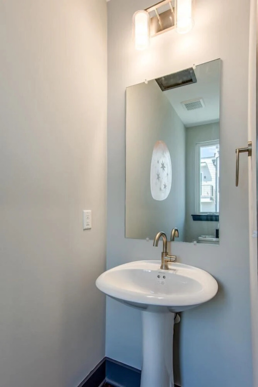 Visually Stunning 2BR 1.5BA Near Downtown ~ Balcony w/ City View
