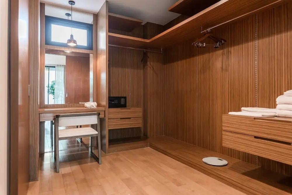 Movenpick Residences 4-Bedroom Pool Villa Beach Access, Na Jomtien Pattaya
