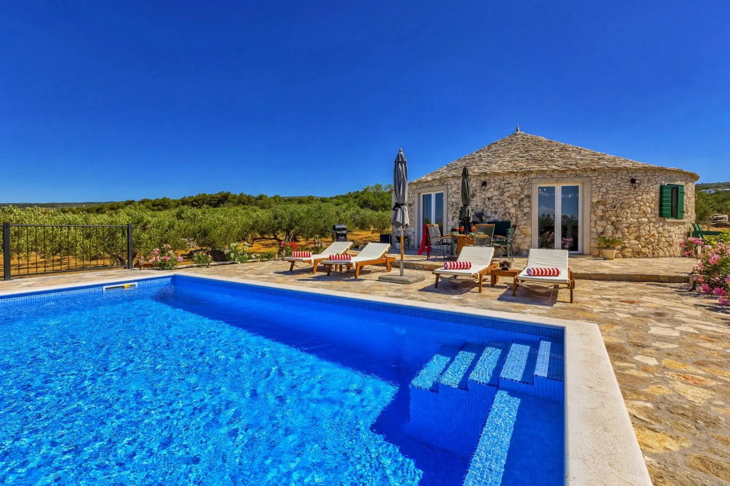 Heritage in Mirca with 2 bedrooms and 1 bathrooms