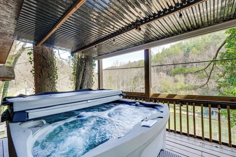 Hot Tub, Trails, Views! Little River Retreat