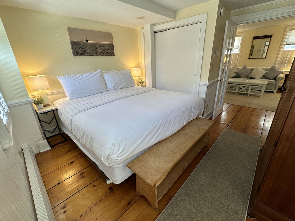 Spacious Three Room Suite Downtown Newport #16 1 Bedroom Home