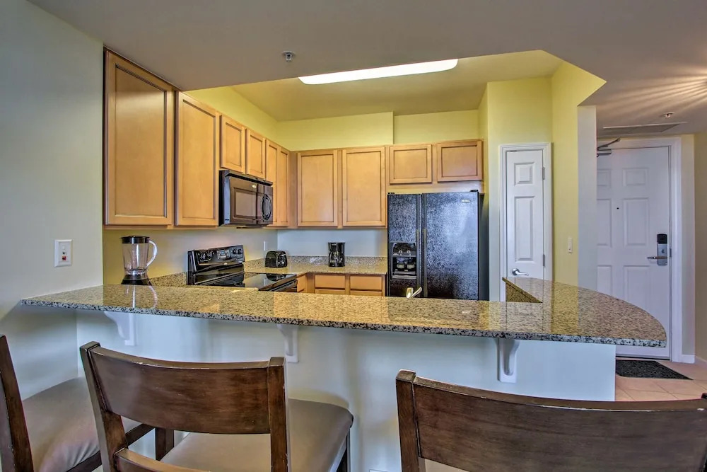 Destin Resort W/ Pool Deck & Beach Shuttle! 2 Bedroom Condo