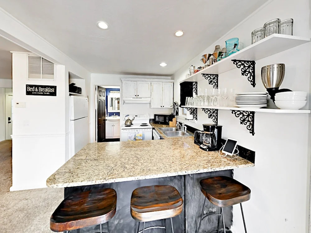 2BR Center Park City Condo by RedAwning