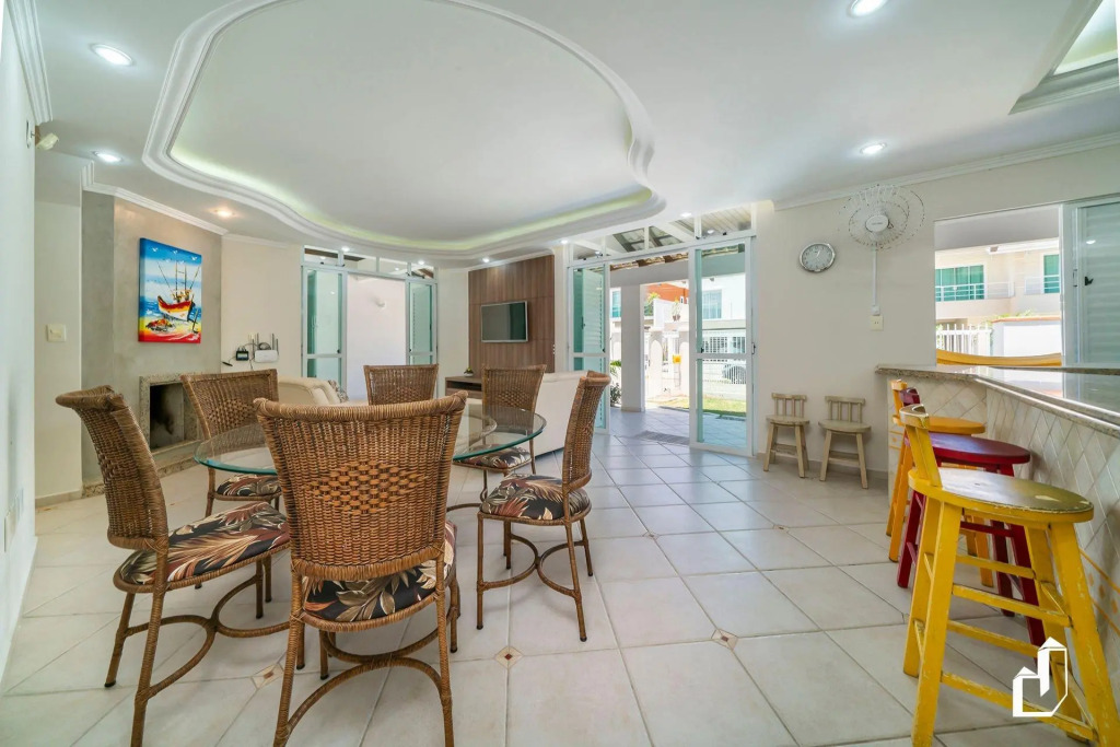 Casa com 05 dormitórios ideal as férias na praia