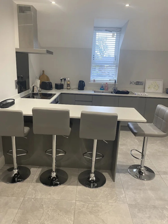 Modern 3-bed Apartment in Magherafelt Sleeps 8