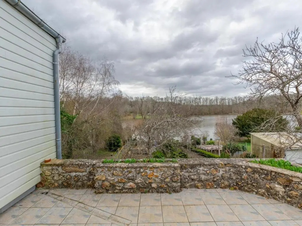 Gîte indépendant avec terrasse et accès direct au lac - FR-1-590-223