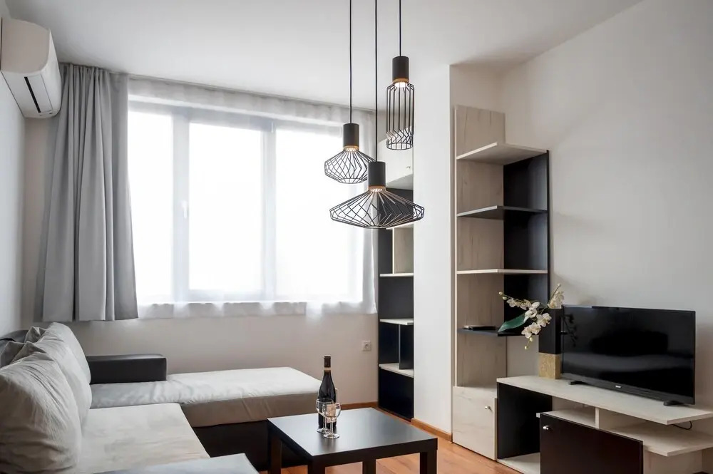 Sunny 1bdr Apartment Near Center