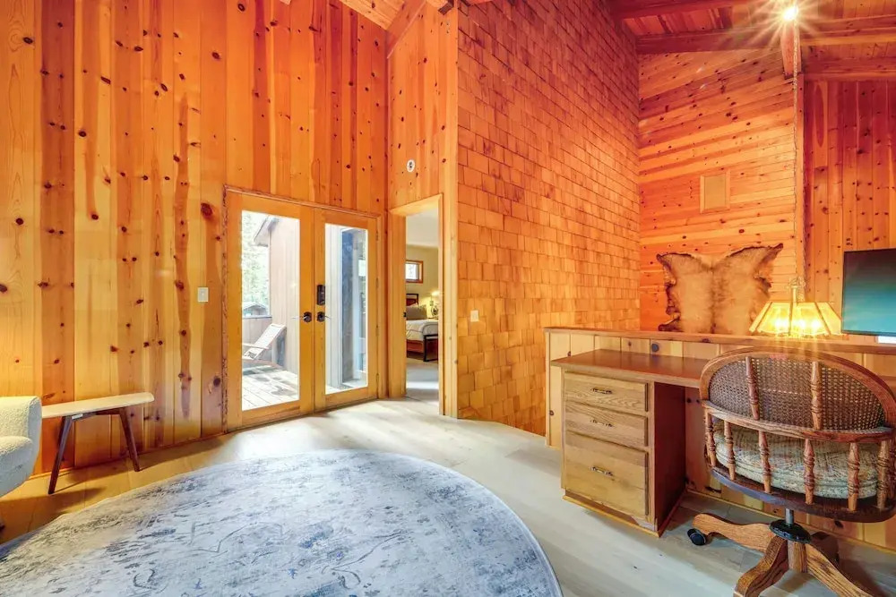 5 Mi to Donner Lake: Cabin w/ Deck + Pool Access!