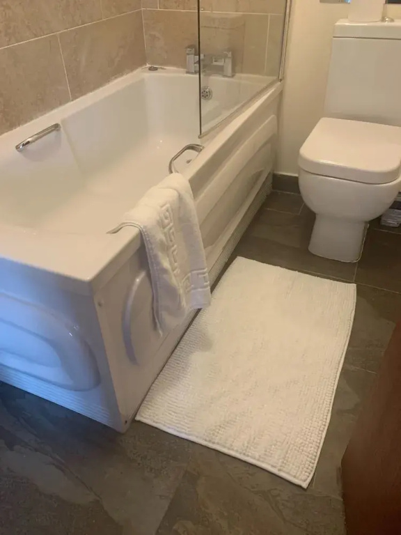 Absolute Stay in Sherwood-free Parking-east Midlands Airport-contractors-family