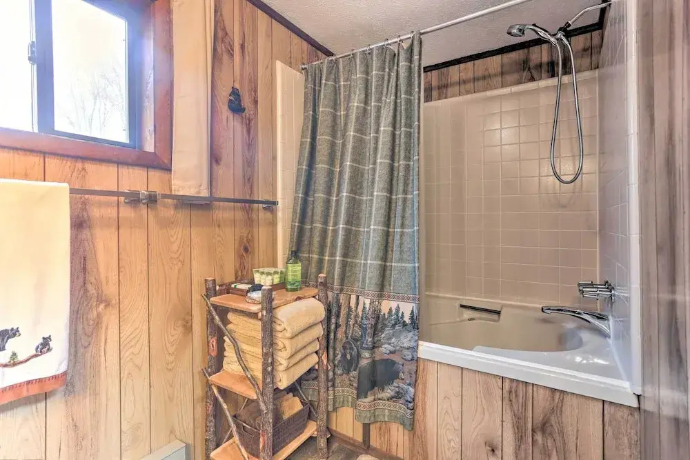 Cozy Bear Den Cabin Game Room & Golf Cart