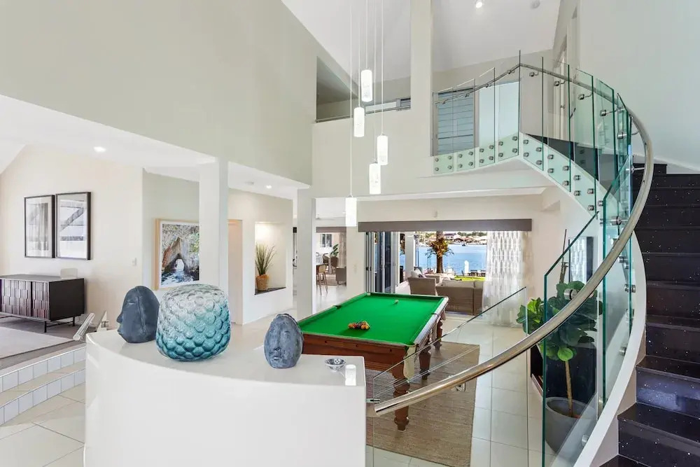 Amazing Canal House with Private Jetty, Gym & Pool