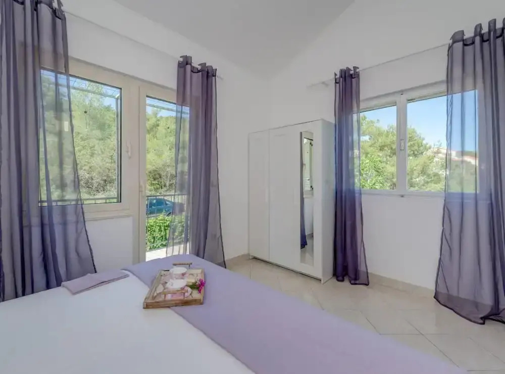 Seaside Getaway Holiday Home With Patio Slatine