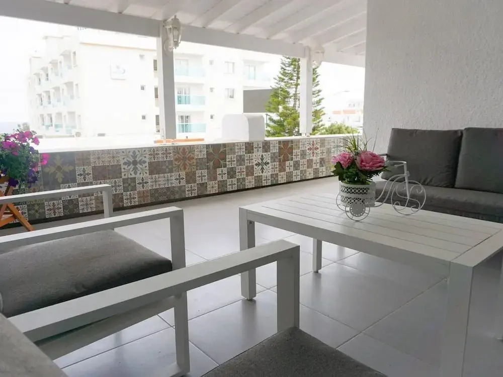 Sonia's Angel House- 300 Meters From the Beach, Newly Renovate Central Apartment