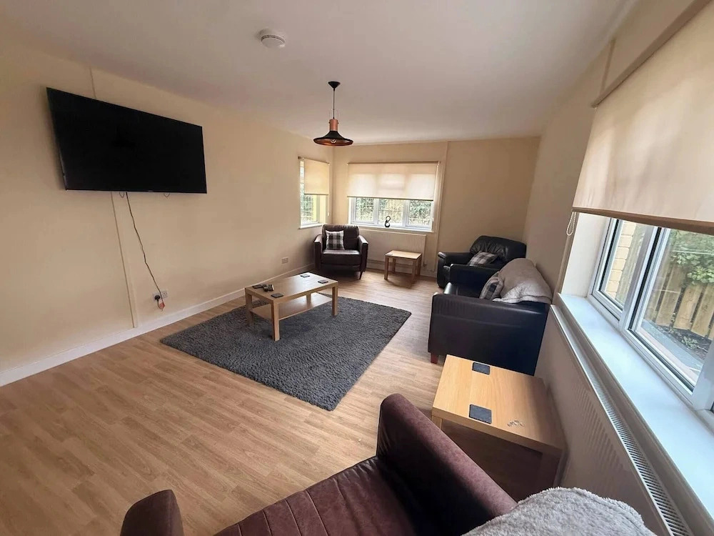 Spacious House Sleeps 10 -near Bikepark Wales -central -parking