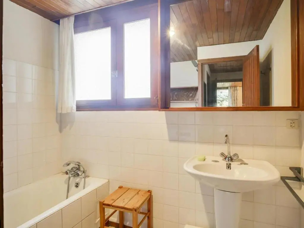 Maison atypique 7 pers, 2 terrasses, cheminée, à 1,5 km des plages et centre - FR-1-521-143