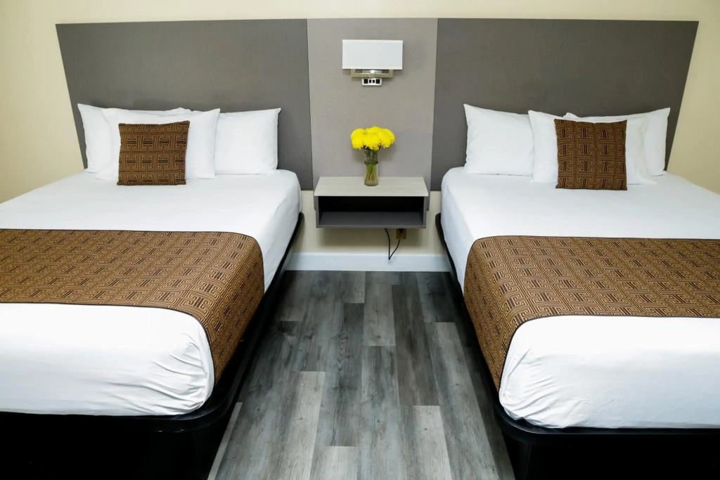 Silver Surf Motel