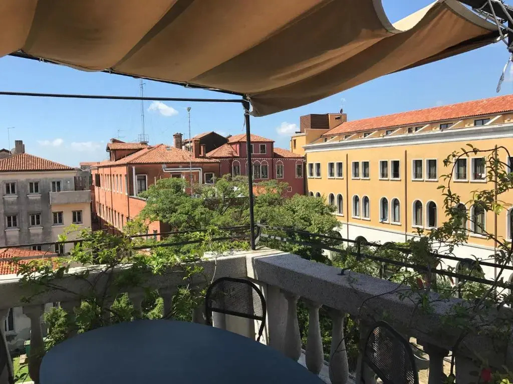 Venice Homes & Holidays Art District