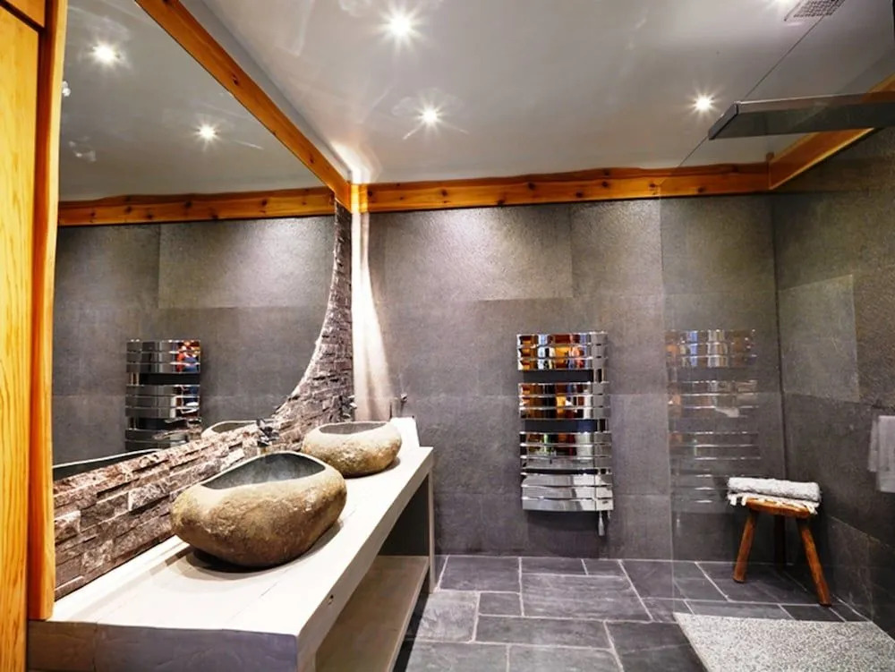 Caledonian Cabin