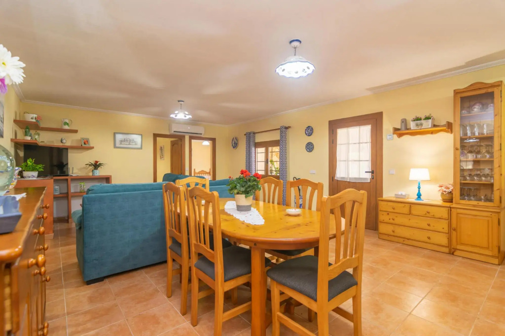 CAN TOMEU - Beautiful villa with private garden and pool in a quiet area. Free WiFi