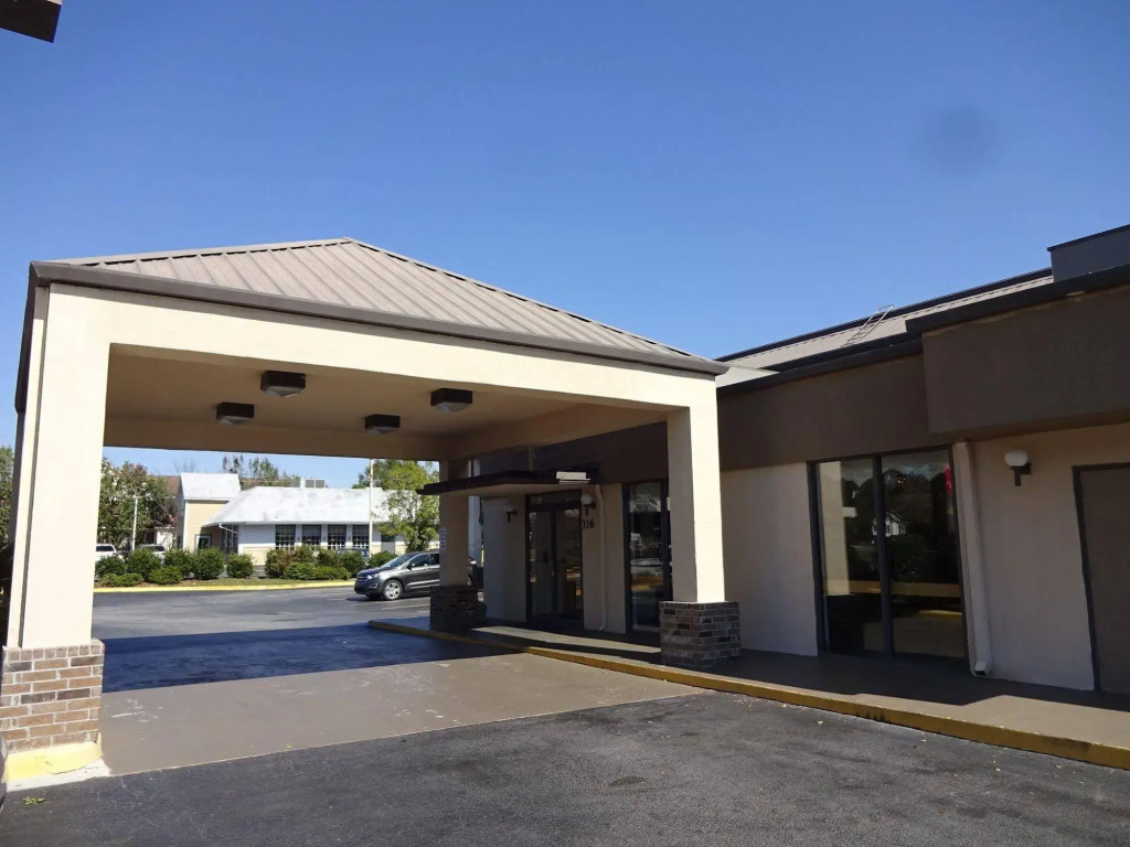 Red Roof Inn & Suites