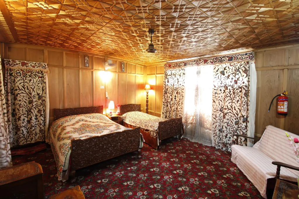Houseboat New Golden Flower